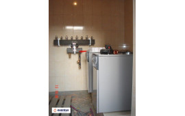 Установка двух водогрейных котлов Baxi. Монтаж основного распределительного коллектора с  подключением гидравлической стрелки.